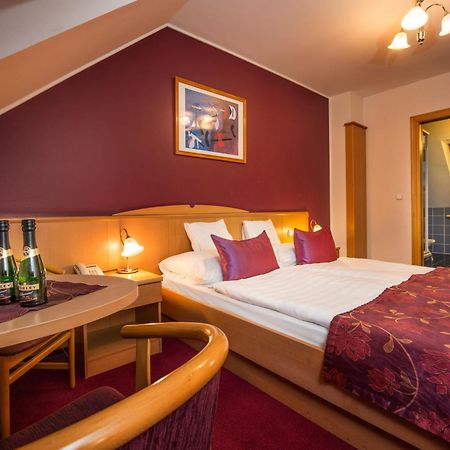 Hotel Kalvaria Дьор Екстериор снимка