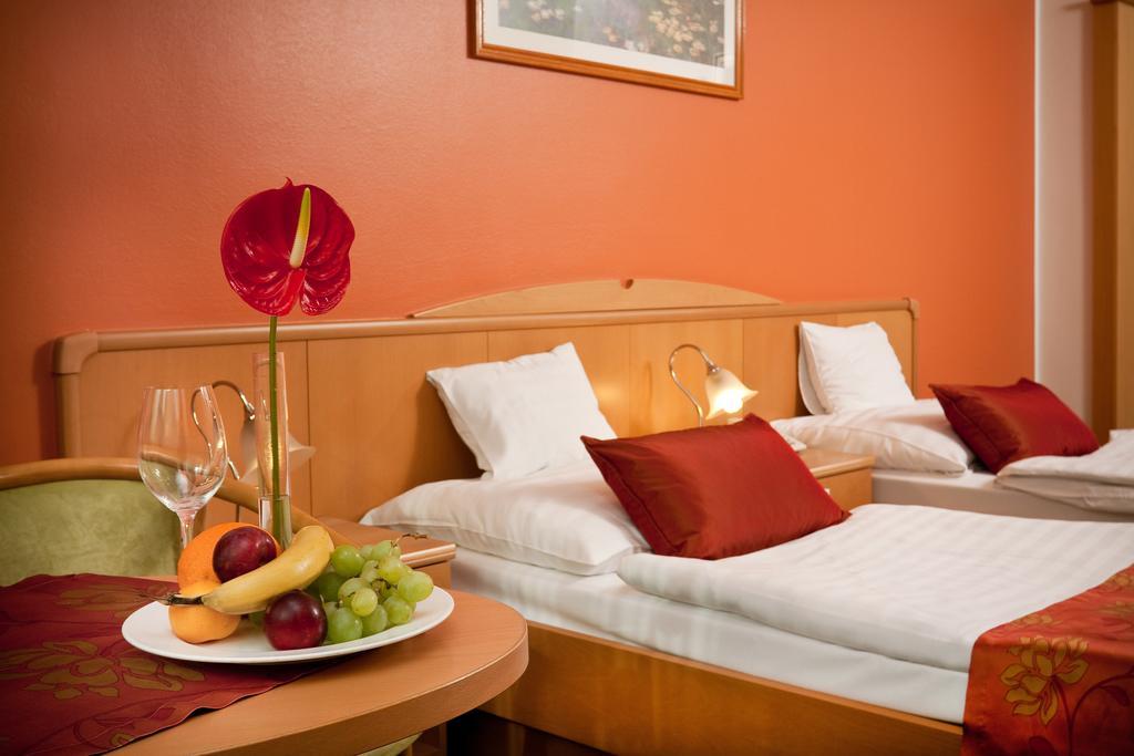 Hotel Kalvaria Дьор Екстериор снимка