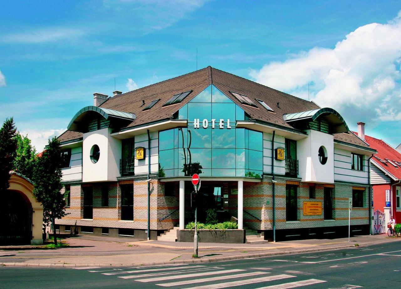 Hotel Kalvaria Дьор Екстериор снимка